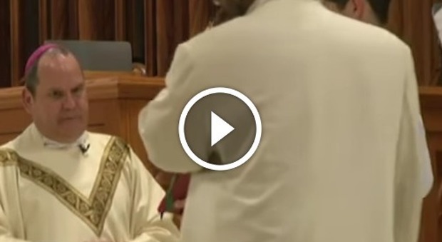 Il video dell'aggressione al vescovo