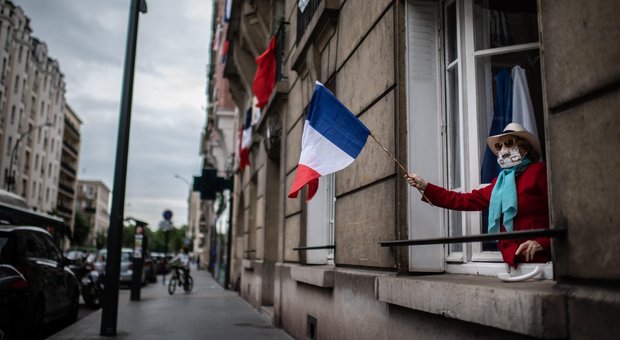 Francia, troppi morti e Pil a picco. «Scivoliamo nel Sud Europa», accuse a Macron