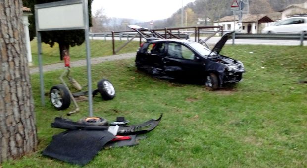 Grave incidente sulla regionale: auto vola nel campo, due feriti gravi