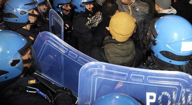 Macerata, scontri in piazza: arrestato candidato alla Camera di Forza Nuova