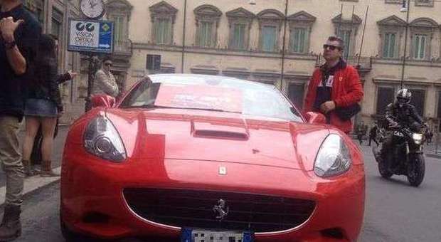 Via del Corso, Ferrari in divieto di sosta: l'affittano ai turisti a 300 euro l'ora