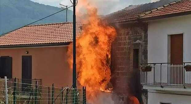 Esplosione a Cesinali, distrutta casa nel centro storico