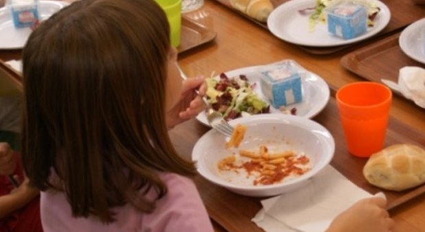 Ai bimbi piace la mensa a scuola ma solo 1 su 10 mangia tutto