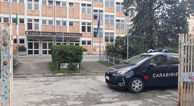 I carabinieri di fronte al Liceo Pieralli