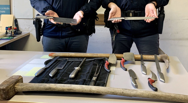 Mannaie, coltelli e piccone sequestrati all'uomo dalla polizia in zona Trastevere