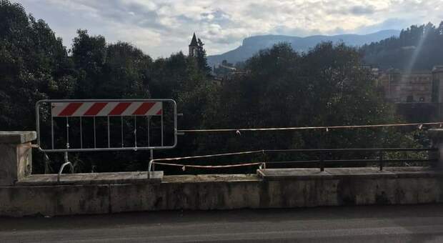 Le condizioni del parapetto di via San Serafino da Montegranaro