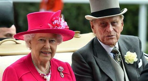 La Regina Elisabetta e la svolta dopo la morte di Filippo: nella foto ufficiale ora è da sola