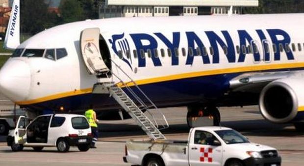 Ryanair a 4 turisti beffati: «Non sai l'inglese? Cento euro in meno di rimborso»