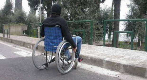 Anziano in sedia a rotelle rapinato: tenta di resistere, cade e resta ferito