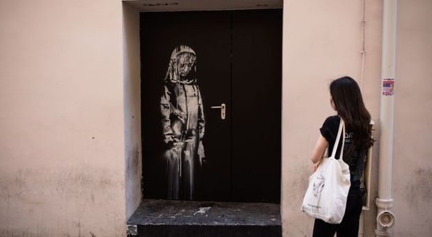 Porta del Bataclan dipinta da Banksy: l'opera rubata ritrovata in un casolare nel Piceno