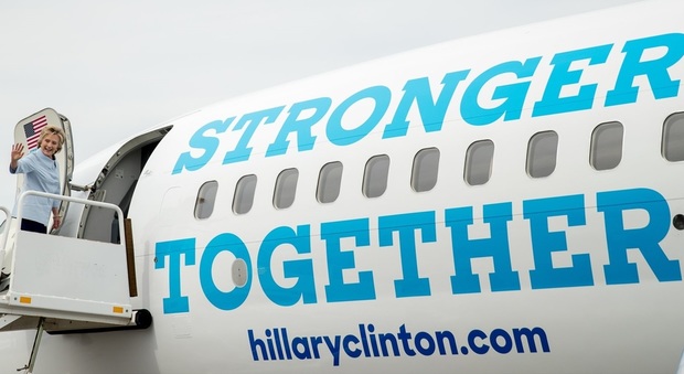 Hillary Clinton sale sul suo "Hill Force One"