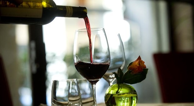 Un bicchiere di vino o una birra a cena aumentano il rischio d'infarto