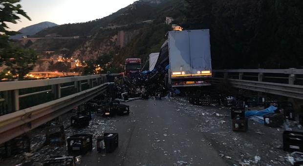 Salerno, tragedia sfiorata: tir finisce contro un'auto e perde il carico