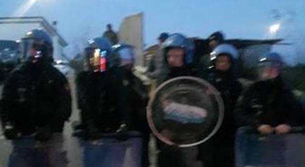 «No all'antenna 5G»: sit in e polizia in assetto anti sommossa a Quarto