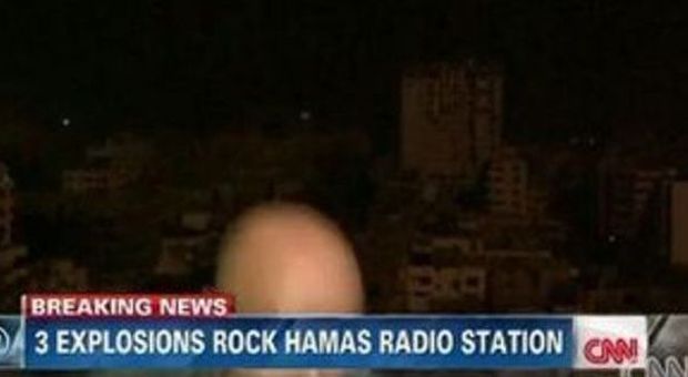 Gaza, missile cade a pochi metri, reporter Cnn si butta a terra in diretta tv