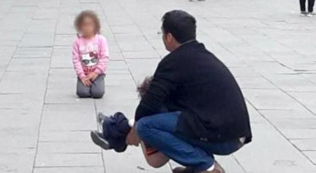 Venezia, il papà spoglia la bambina e le fa fare la popò in mezzo alla piazza