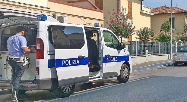 Pesaro, piomba su tre auto in sosta gravi danni: caccia al furgone pirata