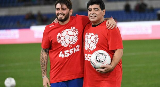 Maradona oggi avrebbe 61 anni, Diego jr: «Abbraccio che mi manca»