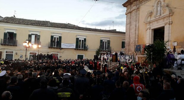 Ravanusa, piazza gremita per i funerali delle vittime dell'esplosione. «Samuele era già uno di noi»
