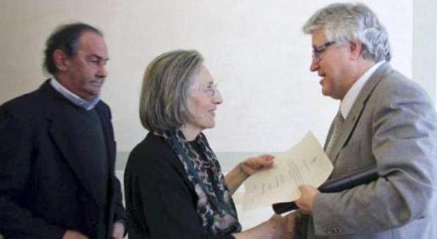 I genitori di Francesca Benedetti ricevono il diploma di laurea