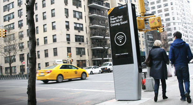 Wi-fi libero per tutti in strada a costo zero: come New York ha sostituito le cabine telefoniche