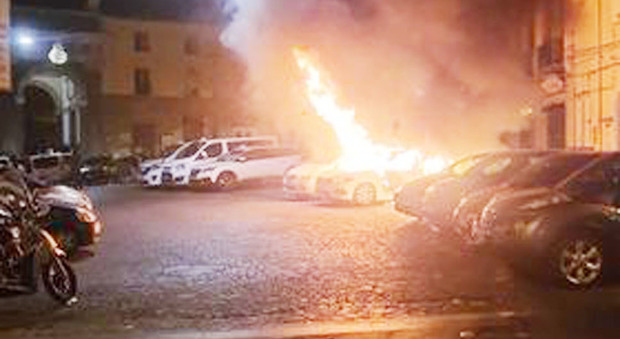L'auto in fiamme in piazza Carolina