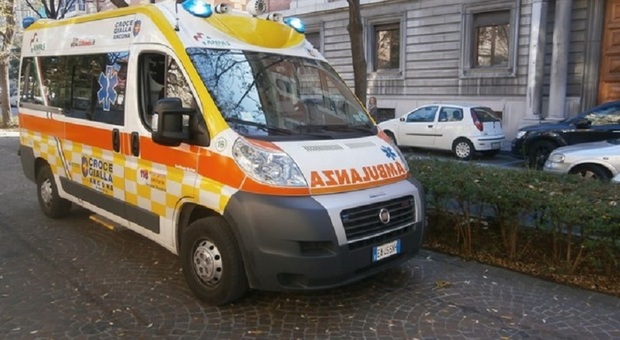 Ancona, batte la testa tra le corsie del supermercato e perde sangue: un anziano all'ospedale in sala emergenze