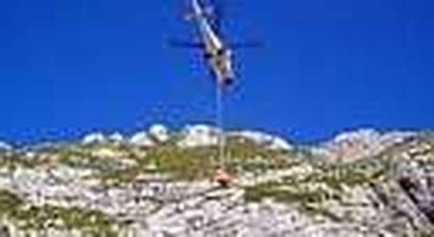 Gran Sasso, alpinista precipita a 2.850 metri d'altezza: salvato con l'elicottero