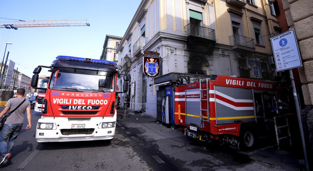 Napoli, vigili del fuoco bloccati da auto in sosta selvaggia