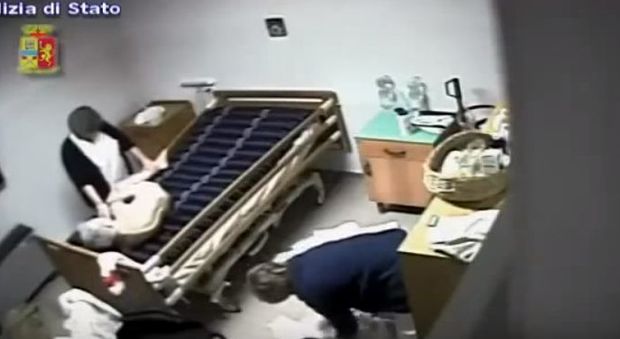 Maltrattamenti nella casa di riposo, il video choc: "Niente ambulanza, tanto muori oggi"