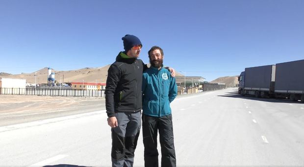 Flavio De Zorzi di Fonzaso e Fausto De Poi ( a destra) al confine tra Kirghizistan e Cina ottobre 2018: incontro casuale