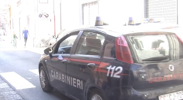 Contromano non si fermano all'alt dei carabinieri e investono due ragazzine nel Napoletano