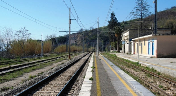 Marcianise, insegnante investita dal treno: scatta l'ipotesi suicidio