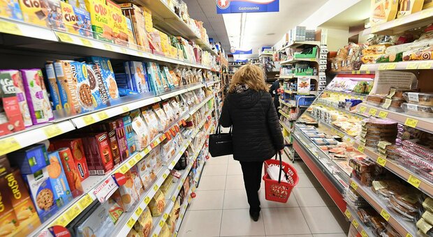 Spende 16 euro per la spesa al supermercato, ma la cassiera ne addebita 30 in più. La cliente: «Io umiliata e trattata come una ladra»