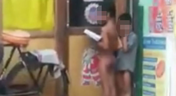 I bambini non finiscono i compiti a casa, la maestra li lascia nudi in strada per punizione