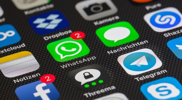 Tormentavano la compagna di classe sulla chat Whatsapp: 4 minori nei guai