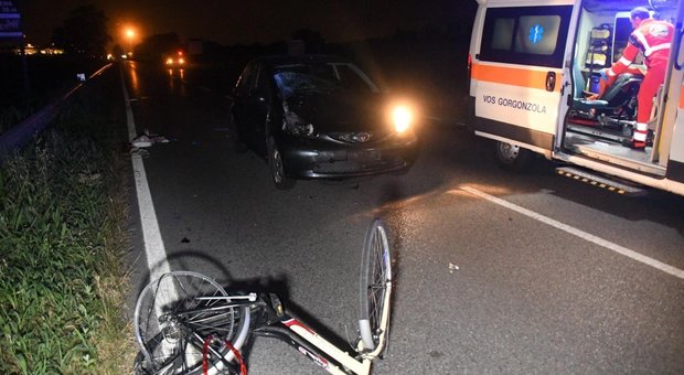 Ciclisti travolti da un'auto: uno è morto. Stavano tornando da lavoro