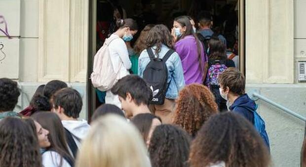 Coronavirus, test rapidi a tappeto nelle scuole di Firenze a 32mila studenti