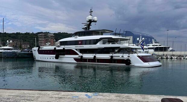 Pesaro, al porto c’è un palazzo galleggiante: arrivato al Cantiere Rossini un mega yacht da 55 metri