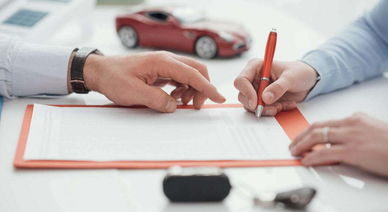 La firma di un finanziamento auto