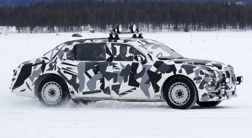 La nuova super-limousine Kortezh camuffata durante un test sulla neve
