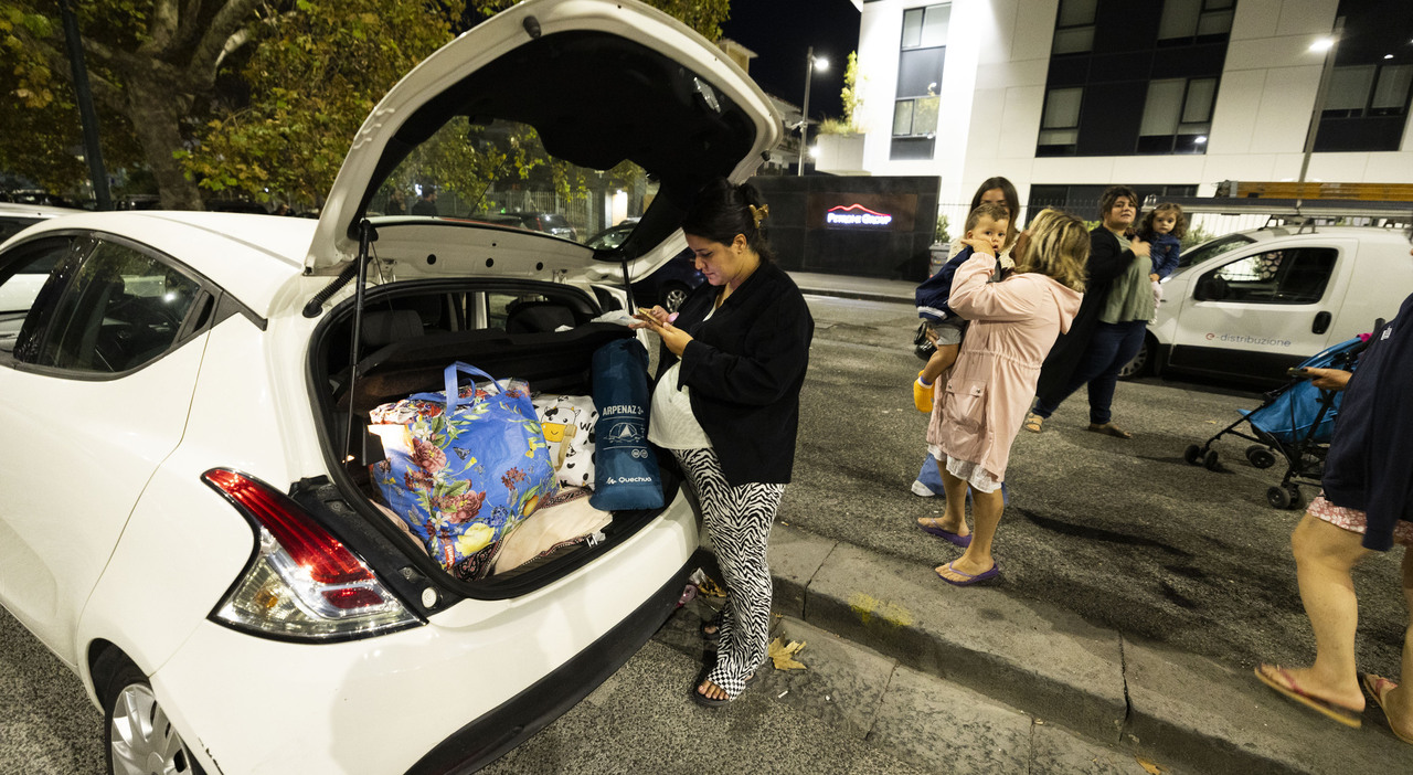Incubo terremoto a Napoli: «Le nostre vite sospese, ?ora dormiamo in auto»