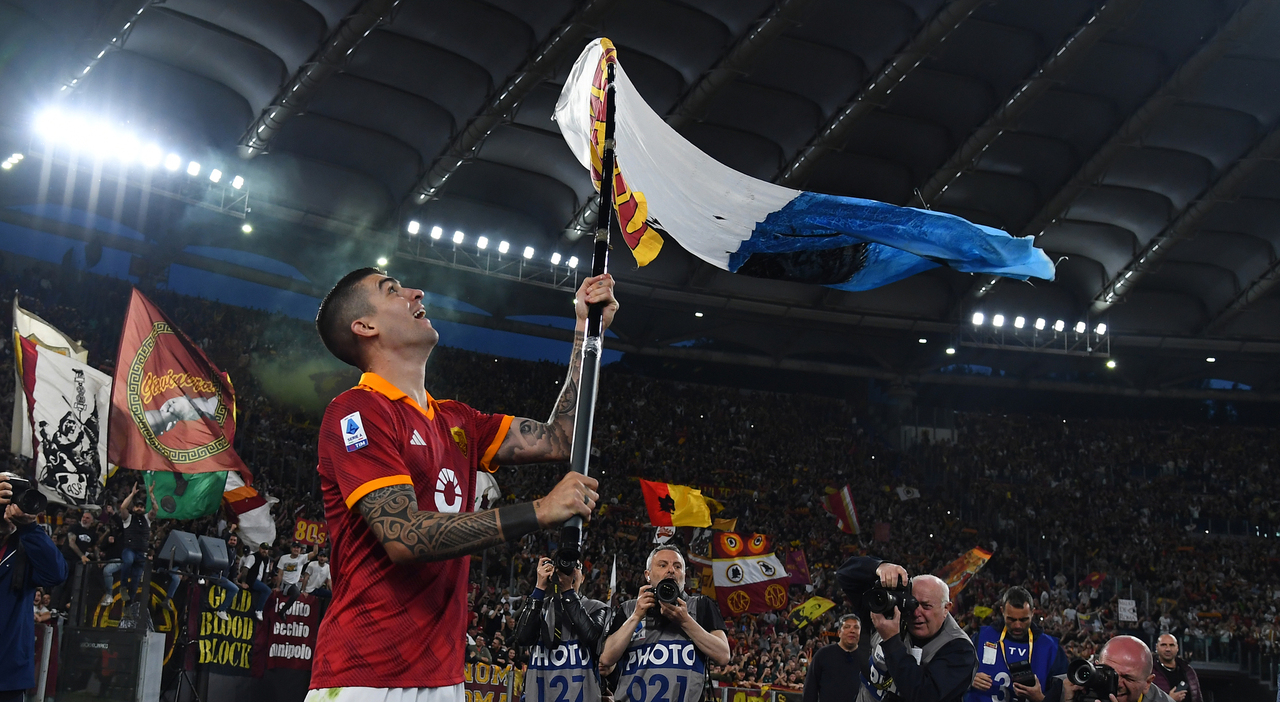 Roma vence a Lazio con un gol de Mancini y celebra con una bandera controvertida