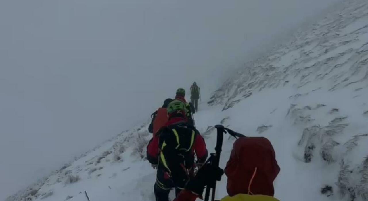 Monte Vettore, doppio soccorso: salvi i 4 escursionisti rimasti bloccati nella notte, portati in salvo altri due ragazzi incontrati nel tragitto ?Foto e video