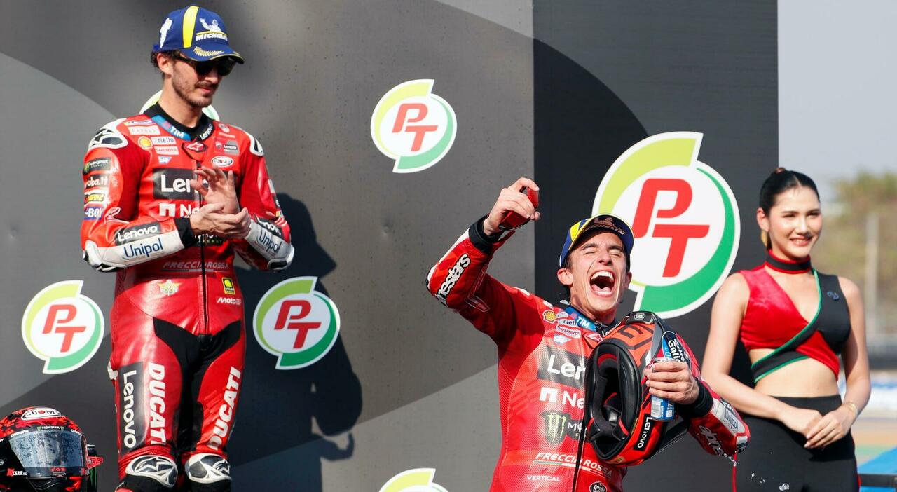 Bagnaia osserva un trionfante Marc Marquez sul podio in Thailandia