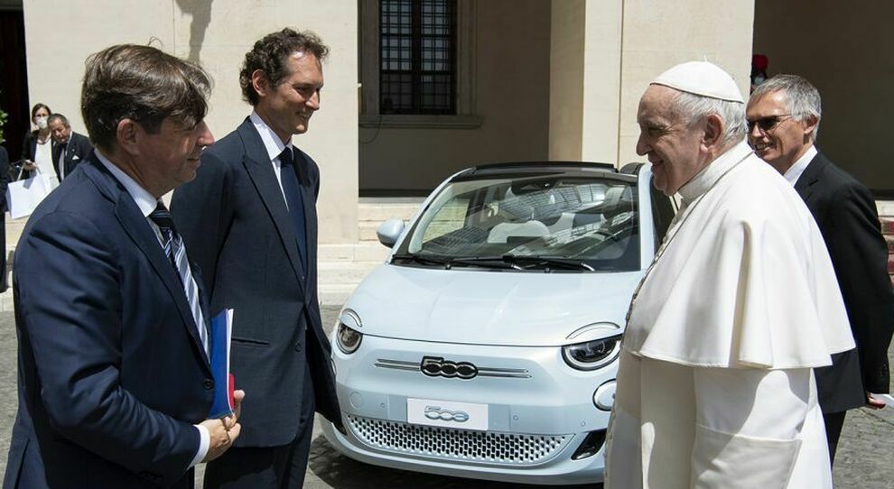 Da sinistra il ceo del brand Fiat Olivier Francois, il presidente di Stellantis John Elkann, Papa Francesco e l’ad Carlos Tavares in Vaticano con sullo sfondo la nuova 5oo elettrica