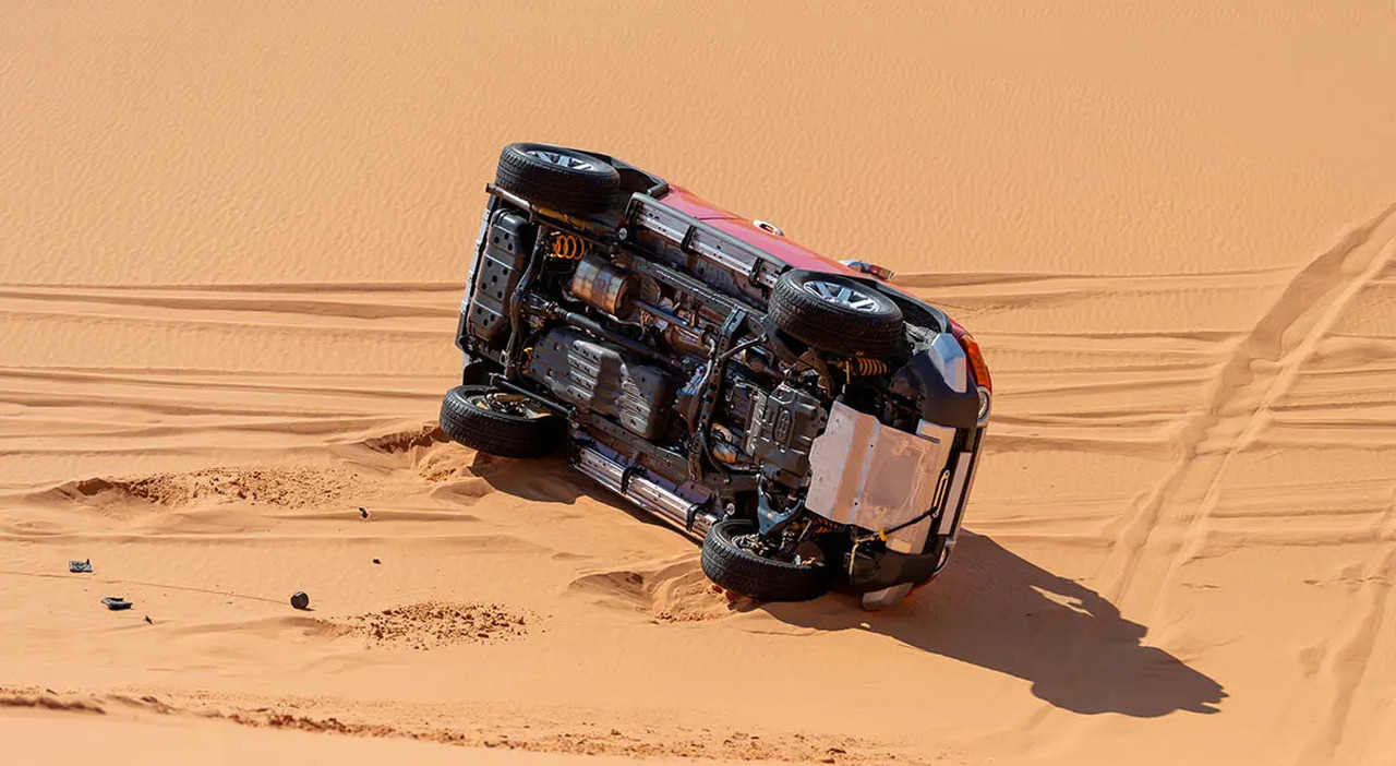 Un veicolo cappottato durante la Dakar 2023