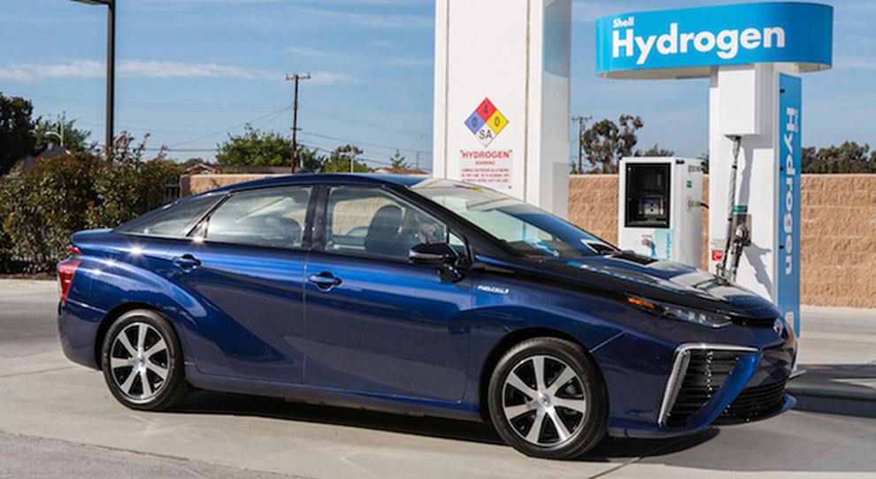 La Toyota Mirai accanto ad un distributore Shell di idrogeno