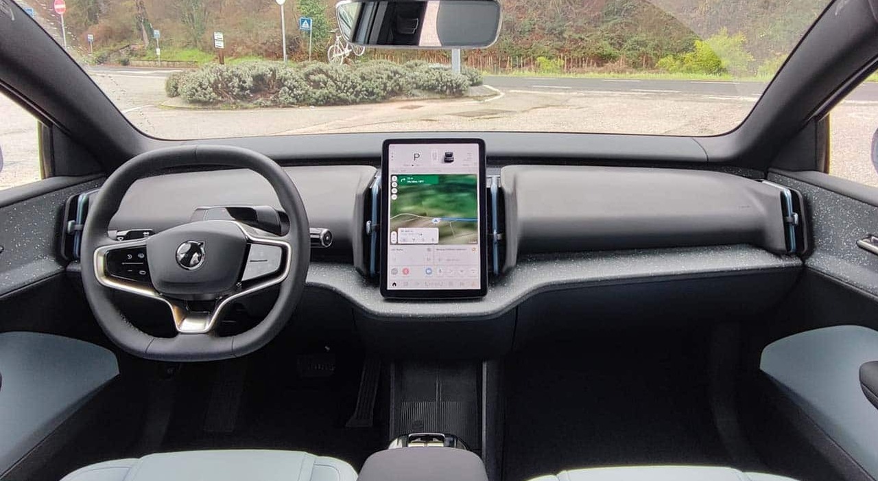 Volvo introduce il nuovo sistema Accident Ahead Alert.