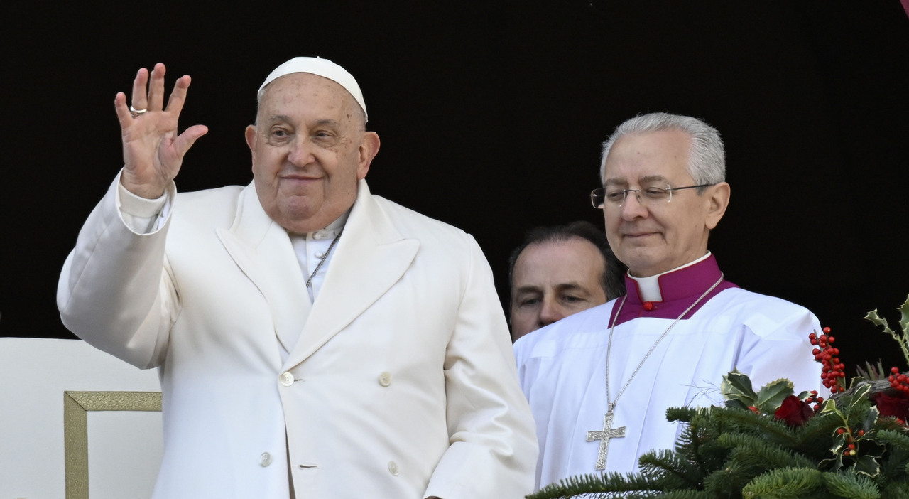 Papa Francesco in lieve miglioramento e senza febbre: «Potrebbe restare in ospedale ancora una settimana». Perché resta l